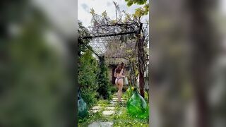 In mutandine e reggiseno nell'orto Ofans