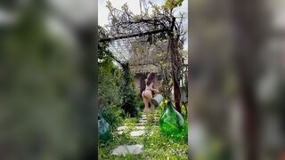 In mutandine e reggiseno nell'orto Ofans