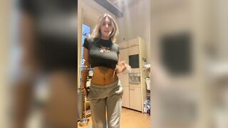 Greta Tiktok Teen tettona italiana capezzoli duri