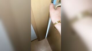 La becco a masturbarsi e non ci penso due volte a chiavarla