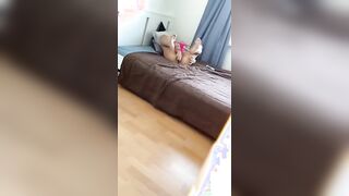 La becco a masturbarsi e non ci penso due volte a chiavarla