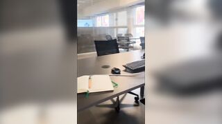 Dirigente italiana si masturba dopo la riunione
