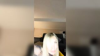 La botto momento divertente cade dalla sedia  17 05 2023