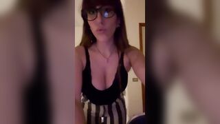 Morettina tettona con occhiali