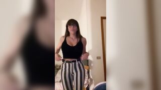 Morettina tettona con occhiali