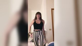 Morettina tettona con occhiali