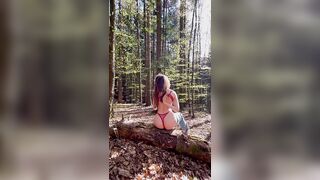 Ragazza italiana mostra il culetto outdor