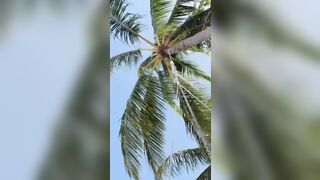 Ragazza tettona in spiaggia bikini rosa