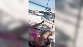 Ragazza tettona in spiaggia bikini rosa