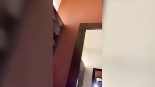 Cavalca il suo uomo allo specchio e filma col telefonino