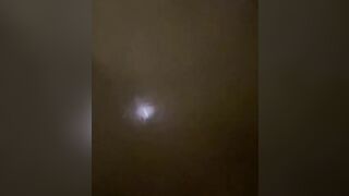 Cavalca il suo uomo allo specchio e filma col telefonino