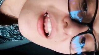 Gli ho fatto una pompa in auto e mi ha sborrato in faccia