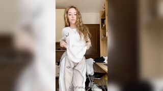 Ricciolina bionda onlyfanser chiappona