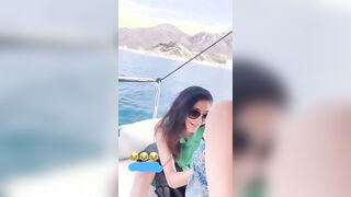 Fa vedere il culo dell'amica in barca