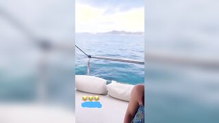 Fa vedere il culo dell'amica in barca