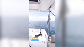 Fa vedere il culo dell'amica in barca