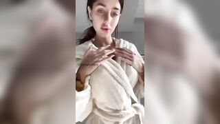 Italiana fica tatuata nuda