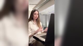 Segretaria mostra tette e fica OF