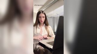 Segretaria mostra tette e fica OF