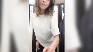 Strip tatuata con bel culo e belle tettine