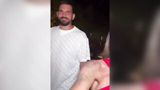 Guenda in rosso che tette