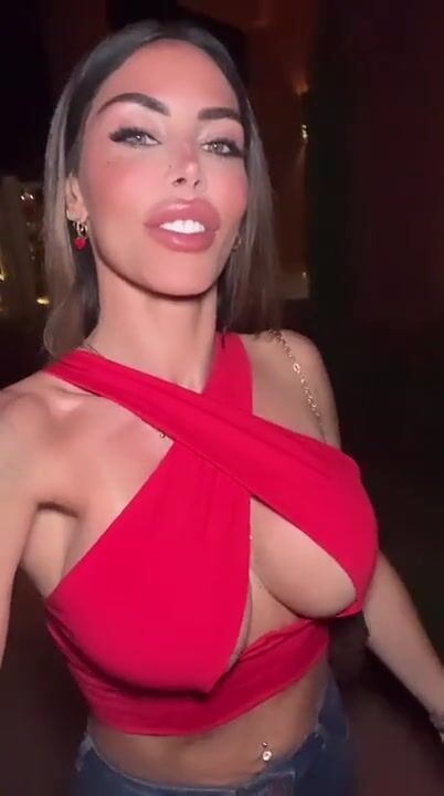 Guenda in rosso che tette