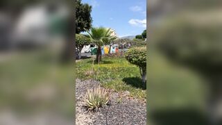 Ragazze italiane esibizioniste culi al vento all'aperto