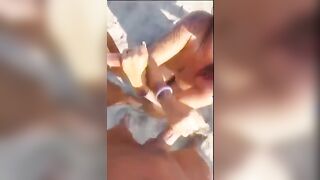 Pompa due guardoni in spiaggia