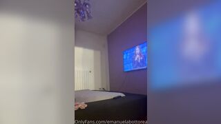 Emanuela diretta Onlyfans in body nero mostra culo e tettone