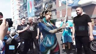 Paola Saulino Festa Scudetto Napoli mantiene la promessa Nuda in strada