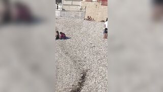 Spiaggia pubblica Trani Coppia esibizionista scopa in spiaggia