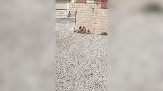 Spiaggia pubblica Trani Coppia esibizionista scopa in spiaggia