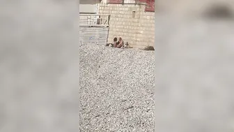 Spiaggia pubblica Trani Coppia esibizionista scopa in spiaggia