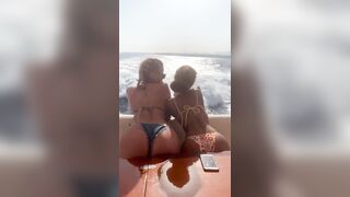 Due bei culetti in barca a Ibiza