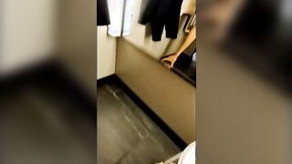 Esibizionista italiana Pompino e sega da sconosciuta in camerino negozio