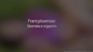 Si sega sulla faccia della fidanzata che si masturba e la riempie di sborra