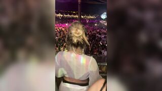 Giulia mostra le tette in discoteca