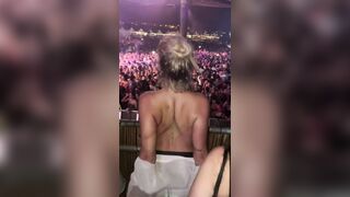 Giulia mostra le tette in discoteca