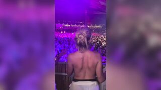 Giulia mostra le tette in discoteca