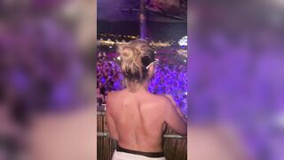 Giulia mostra le tette in discoteca