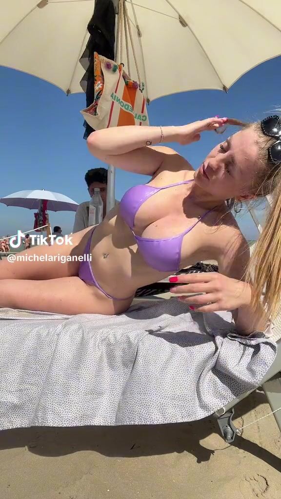 Italiana fica in bikini tiktok