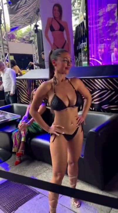 Alessia sfila al concorso di bellezza