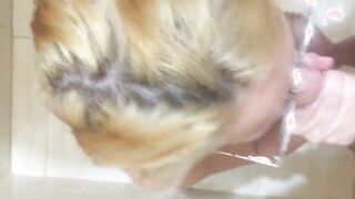 Si prende una sborrata in faccia e ride