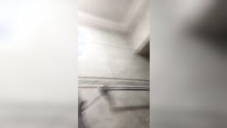 Teen si succhia le tettone