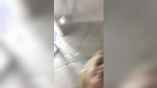 Teen si succhia le tettone