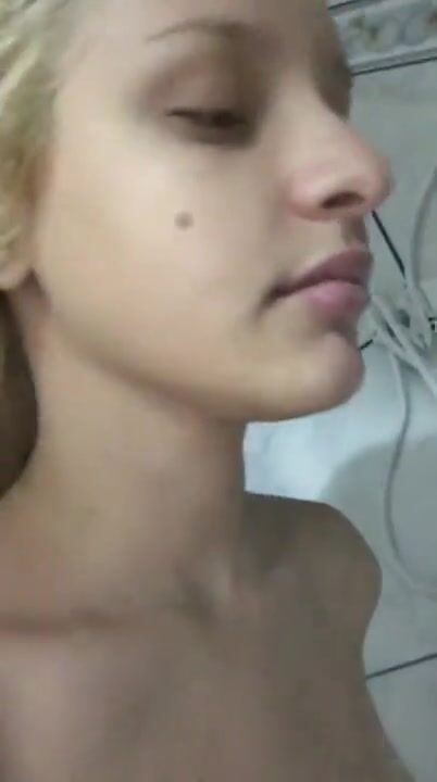 Teen si succhia le tettone