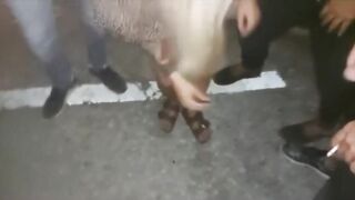 Quattro guardoni mi scopano la moglie in un parcheggio e le fanno ingoiare tutto