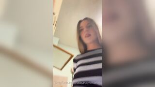 Bionda italiana con piercing ai capezzoli OF