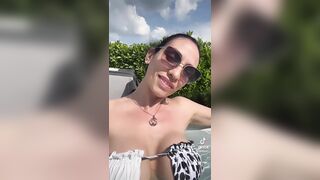 Giulia Diamond relax in bikini Tikrok
