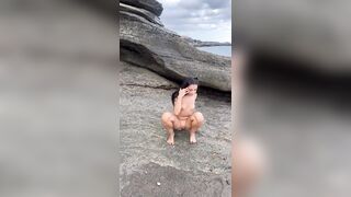 Fai vedere quanto sei porcellina? Ditalino teen italiana sugli scogli